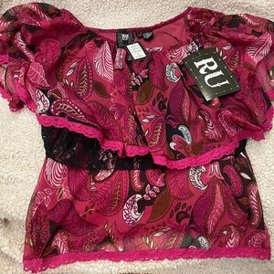 Short-sleeved small top